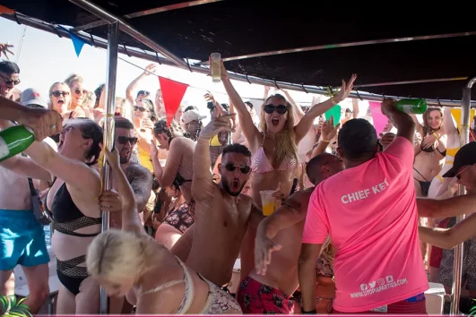 Fiesta en barco Utopia